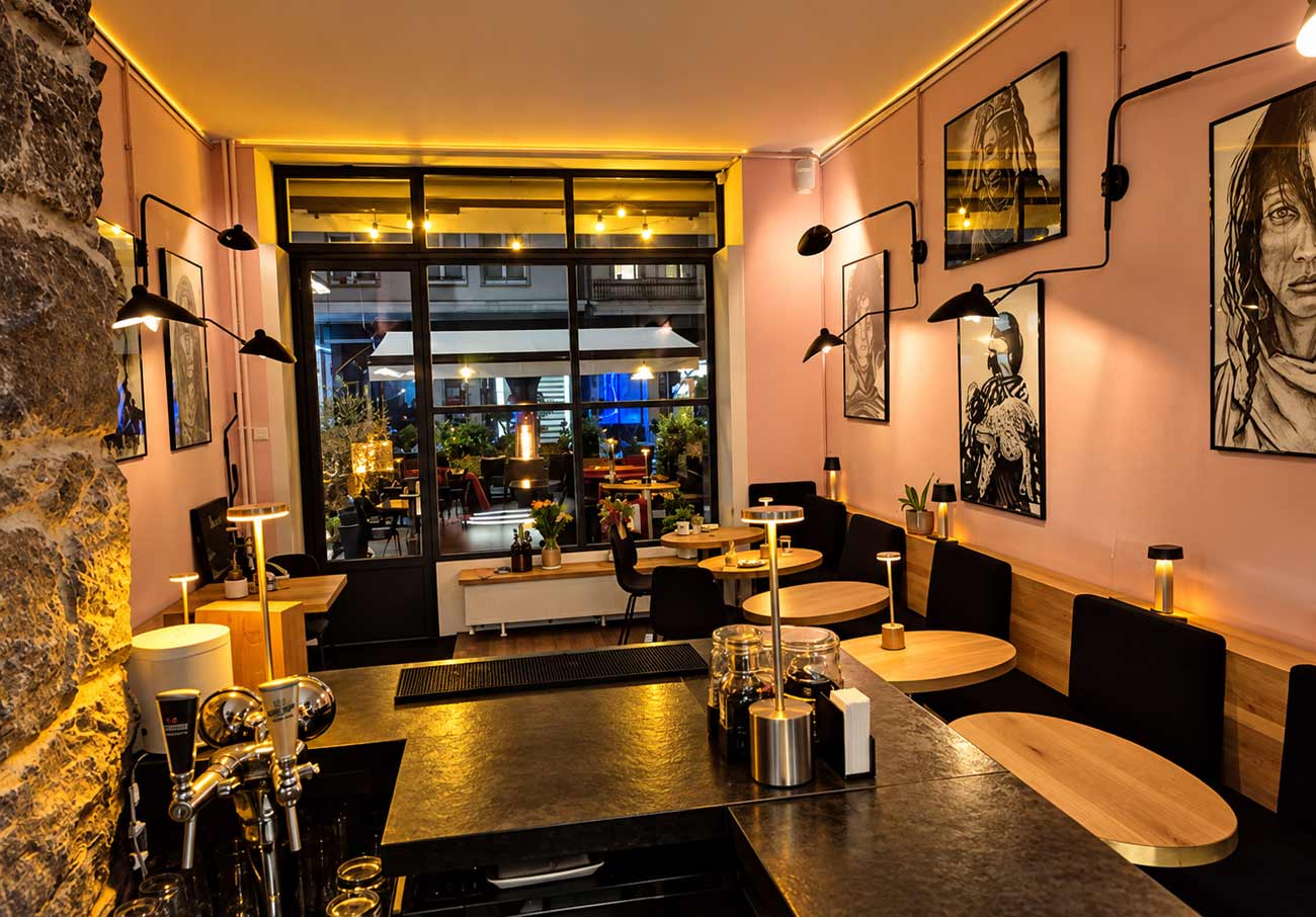 bar chaleureux, art et terrasse nocturne